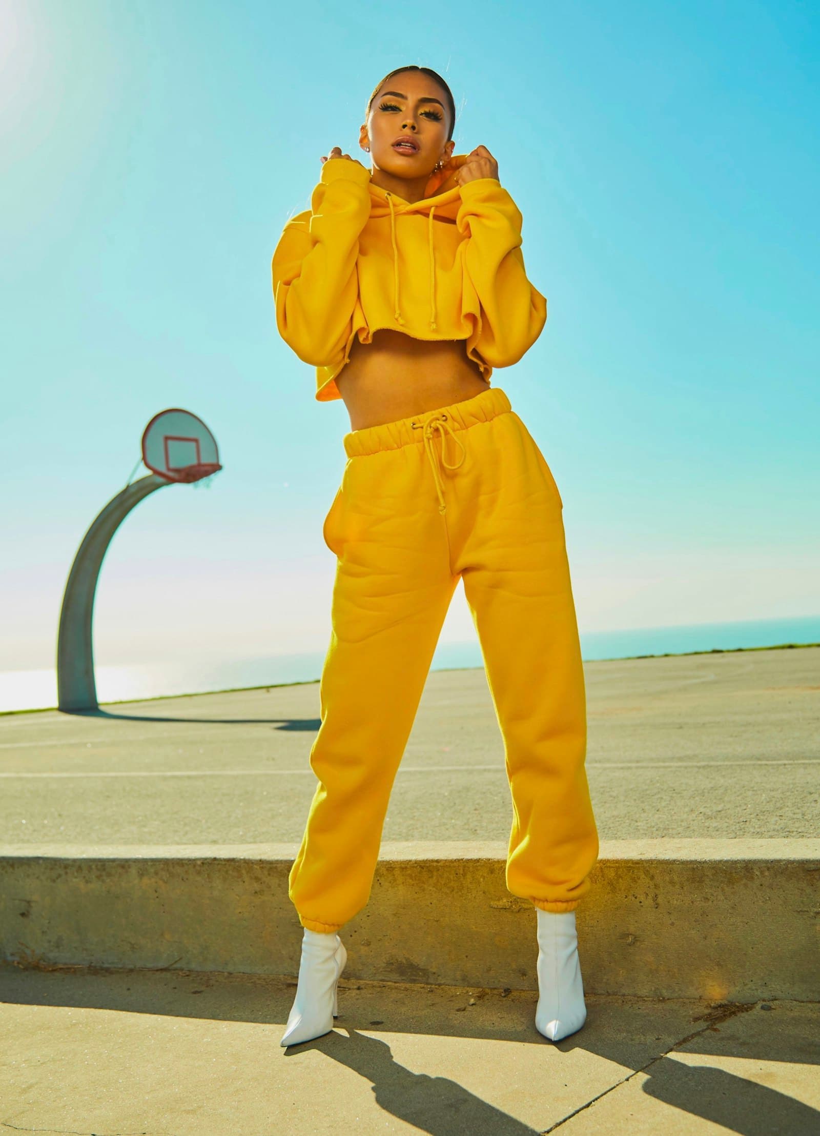 Athleisure outfit with leggings and sneakers in an urban setting